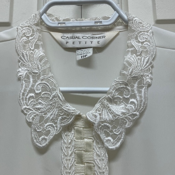 Vintage Tops - Vintage Casual Corner petite blouse with lace collar, off white